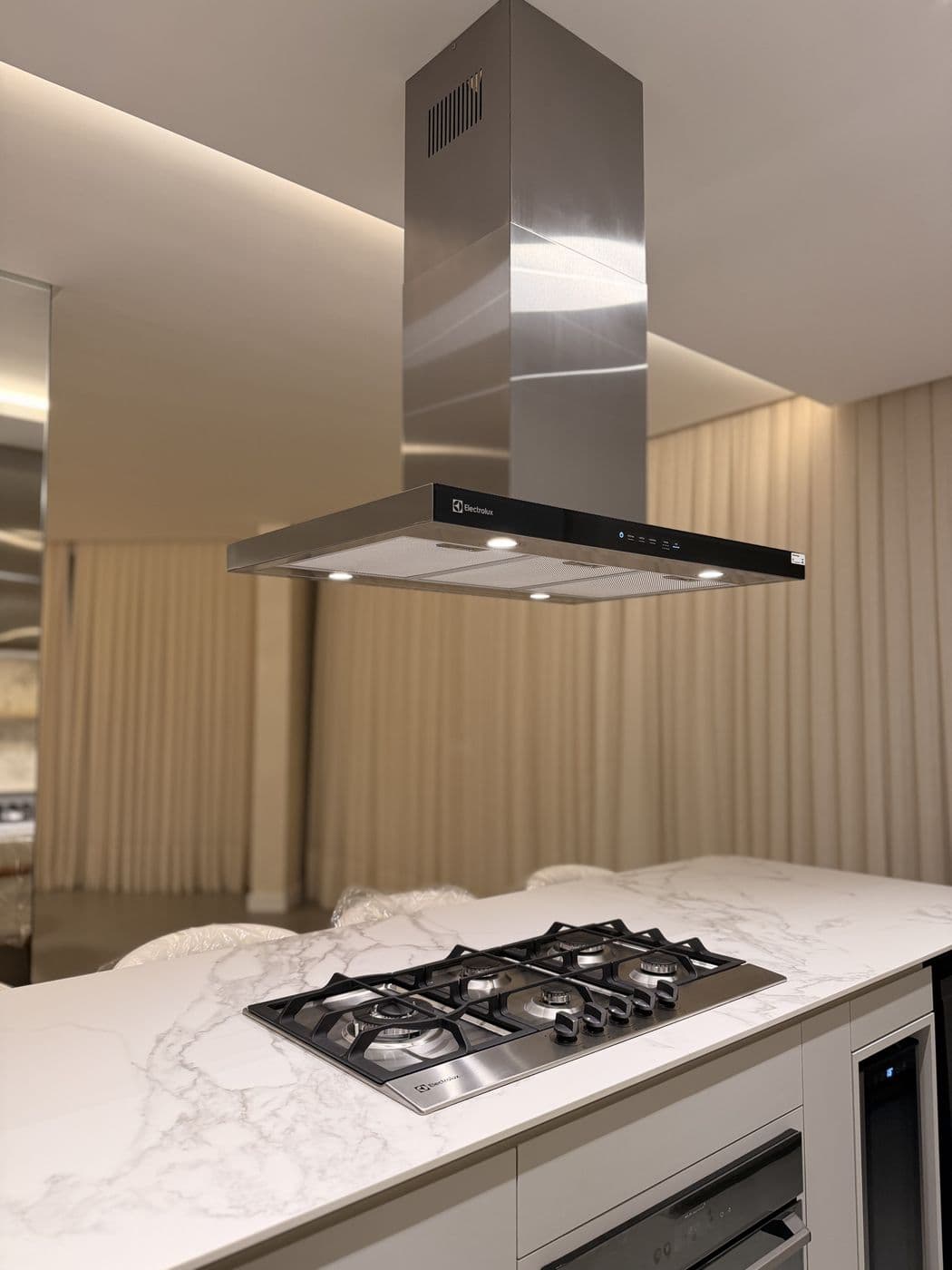 Cozinha com coifa e sanca de LED