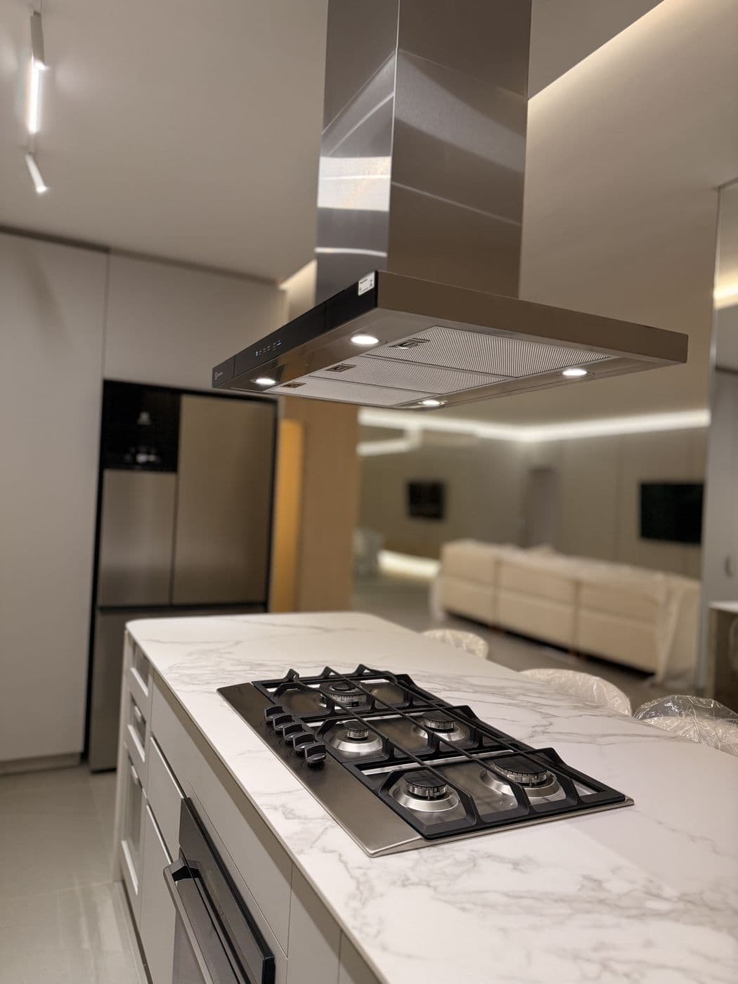 Ilha de cozinha com spots e sanca