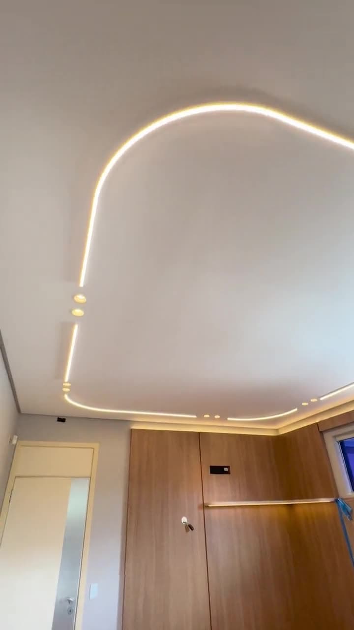 Perfil de LED desenhando uma curva no teto de gesso