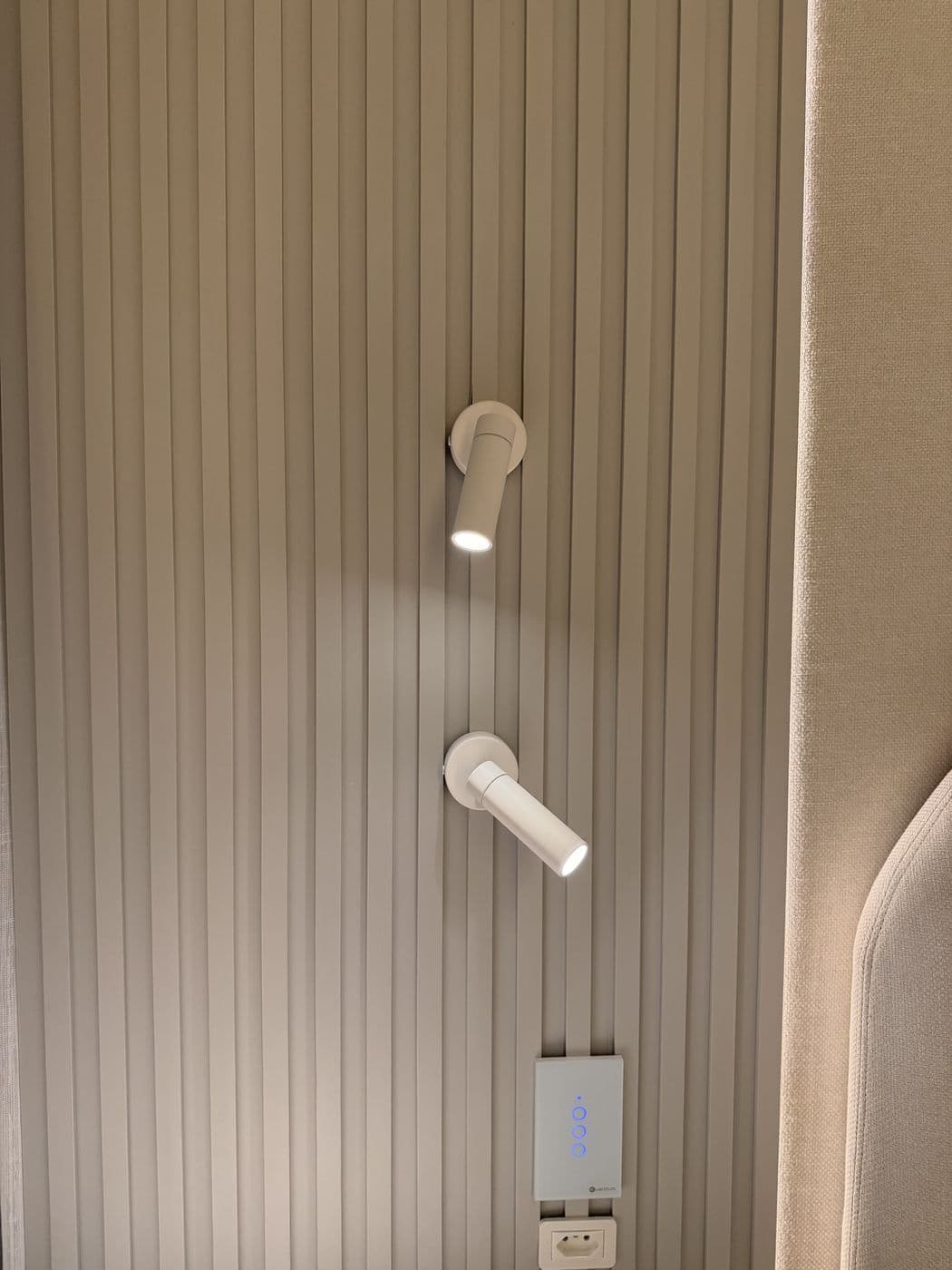 Spots articulados em painel ripado