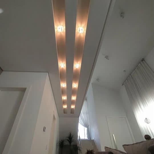 Iluminação em corredor