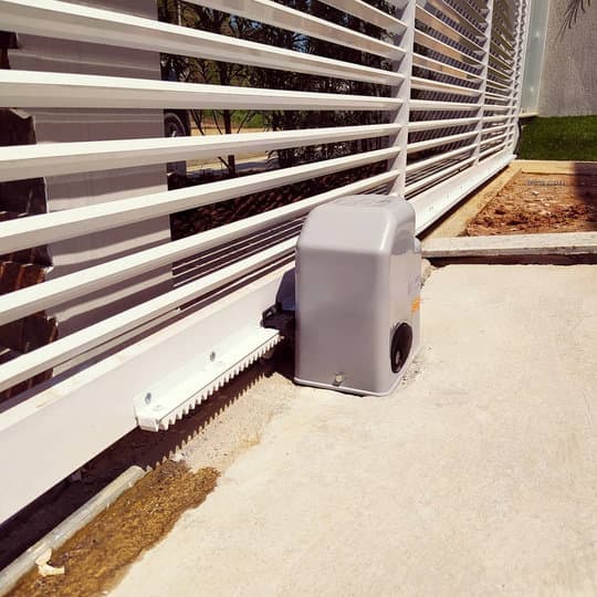 Motor de portão instalado